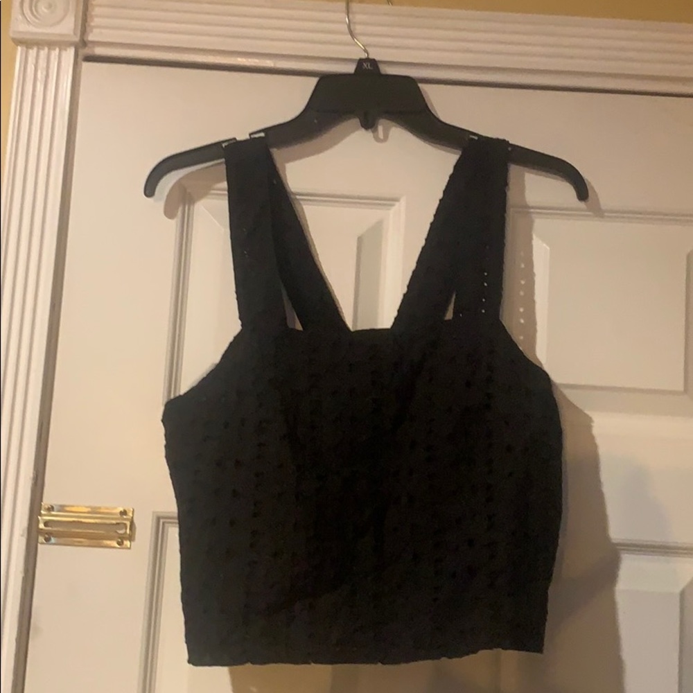 Black tank crop top.